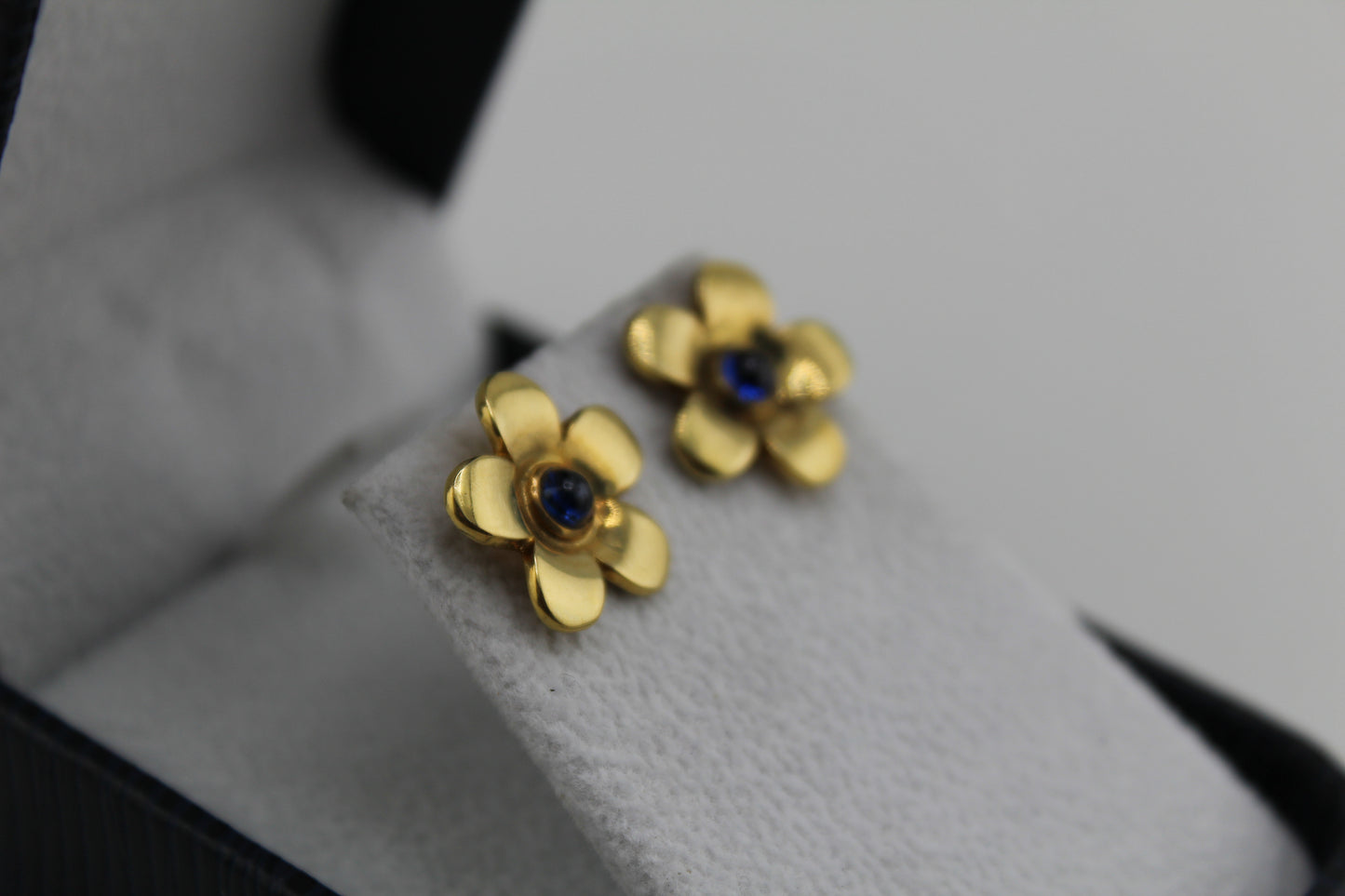 Vintage Flower Earrings – 18k Yellow Gold with Sapphire Centers