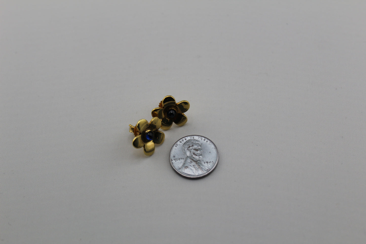 Vintage Flower Earrings – 18k Yellow Gold with Sapphire Centers