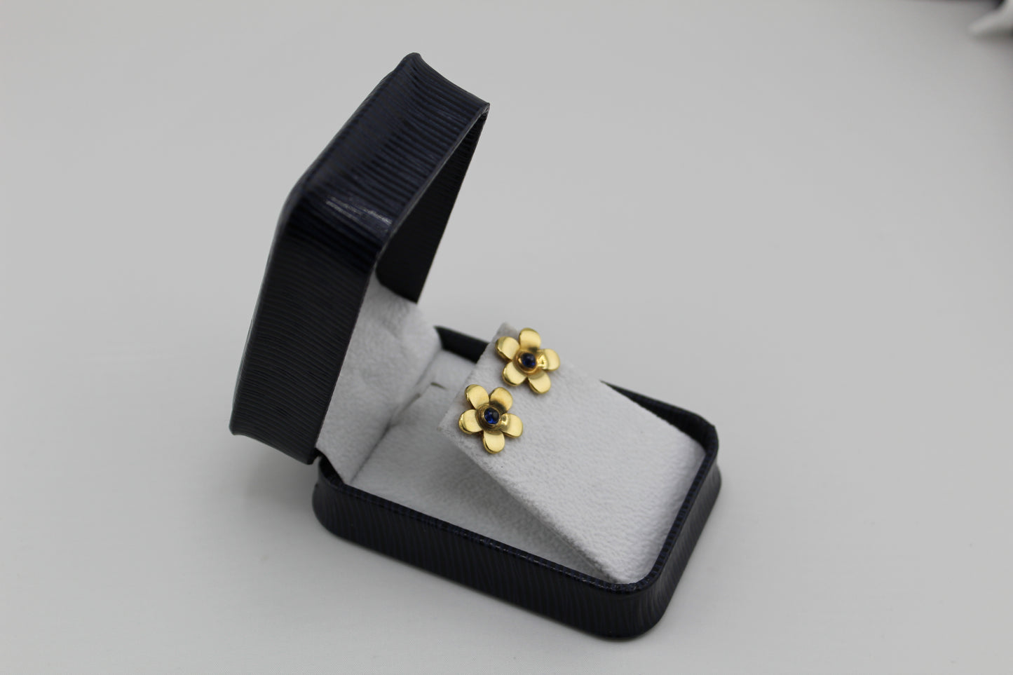 Vintage Flower Earrings – 18k Yellow Gold with Sapphire Centers