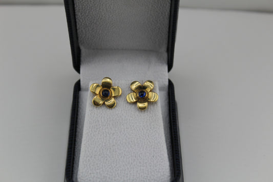 Vintage Flower Earrings – 18k Yellow Gold with Sapphire Centers
